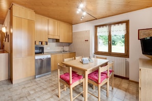 Fridge, oven, stovetop, dishwasher - Apartment 'Chalet Holly' with Mountain View, Shared Garden and Wi-Fi (Bormio)