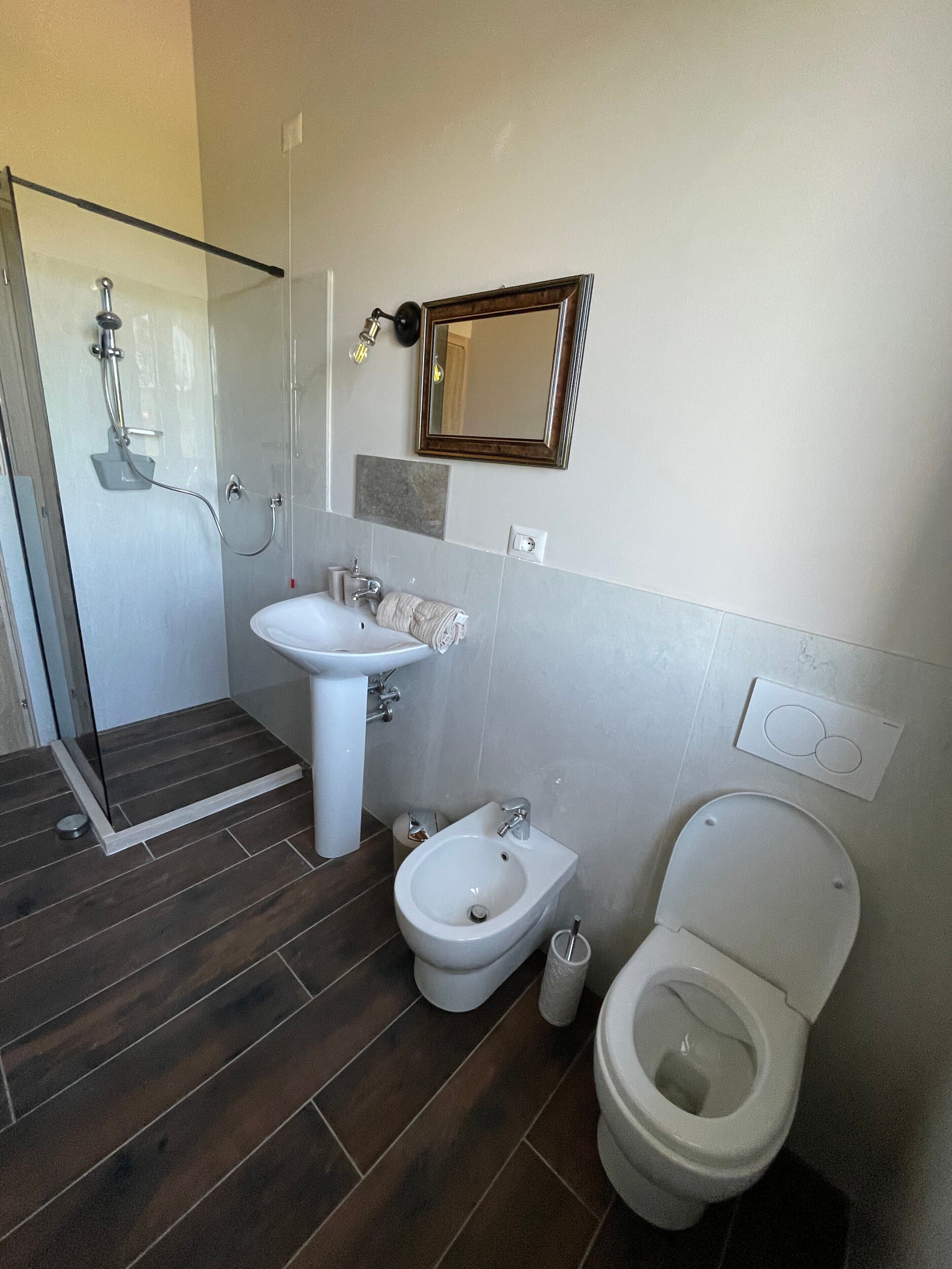 淋浴设施、免费洗浴用品、吹风机、浴袍