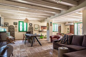 TV, fireplace - Villa 'All'ombra Della Quercia' with Private Pool, Wi-Fi and Air Conditioning (Fano)