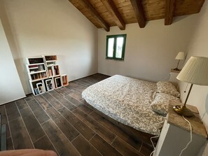 6 bedrooms, free WiFi, bed sheets