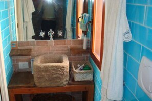 Bathtub, free toiletries, hair dryer, towels