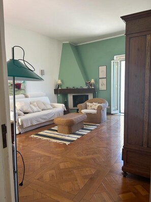 TV, fireplace - Holiday Home 'Casa Panoramica Del Xll Secolo' with Sea View, Wi-Fi and Air Conditioning (Vieste)