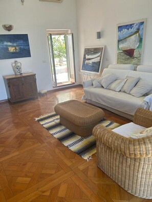 TV, fireplace - Holiday Home 'Casa Panoramica Del Xll Secolo' with Sea View, Wi-Fi and Air Conditioning (Vieste)
