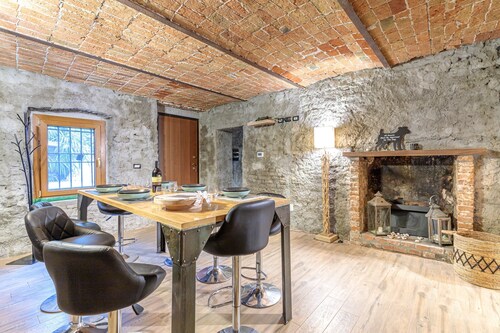 Villa 'Cascina Liebe' with Private Garden, Jacuzzi, Wi-Fi and Air Conditioning