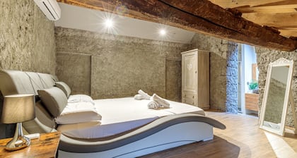 Villa 'Cascina Liebe Con Idromassaggio' mit privatem Garten, WLAN und Klimaanlage