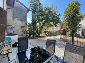 Outdoor dining - Villa 'Cascina Liebe' with Private Garden, Jacuzzi, Wi-Fi and Air Conditioning (ozzano monferrato)