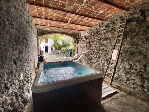 Villa 'Cascina Liebe Con Idromassaggio' avec jardin privé, Wi-Fi et climatisation