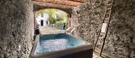 Tina de hidromasaje al aire libre