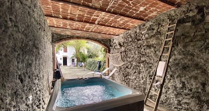 Villa 'Cascina Liebe' with Private Garden, Jacuzzi, Wi-Fi and Air Conditioning