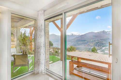 Maison de vacances 'Un Coin De Paradis À Puy Sanières' avec vue sur lac, terrasse privée et Wi-Fi