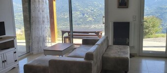 Casa vacanze 'Un Coin De Paradis À Puy Sanières' con vista sul lago, terrazza privata e Wi-Fi