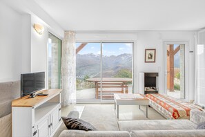 TV - Holiday Home 'Un Coin De Paradis À Puy Sanières' with Lake View, Private Terrace and Wi-Fi (Puy-Sanières)