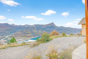 Property grounds - Holiday Home 'Un Coin De Paradis À Puy Sanières' with Lake View, Private Terrace and Wi-Fi (Puy-Sanières)