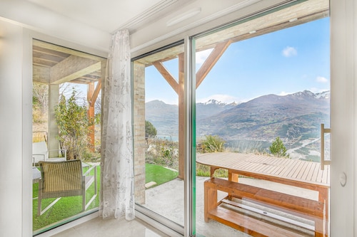 Apartment 'A Little Piece of Paradise in Puy Sanières' with Lake View, Private Terrace & Wi-Fi