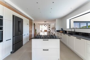 ثلاجة، ميكروويف، موقد طهي مسطح، غسالة أطباق