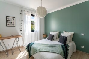 5 bedrooms, free WiFi, bed sheets