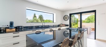 Villa 'Spacieuse Et Accueillante' met Zwembad, Terras & Wifi