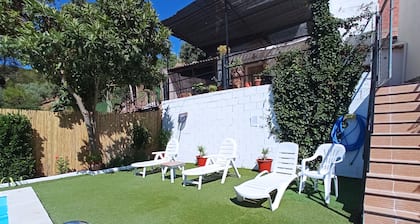 Casa de vacaciones 'Alojamiento Rural Puente Honda' con vistas a la montaña, piscina y Wi-Fi