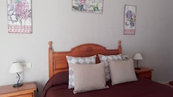 4 slaapkamers, een strijkplank/strijkijzer, gratis wifi, beddengoed