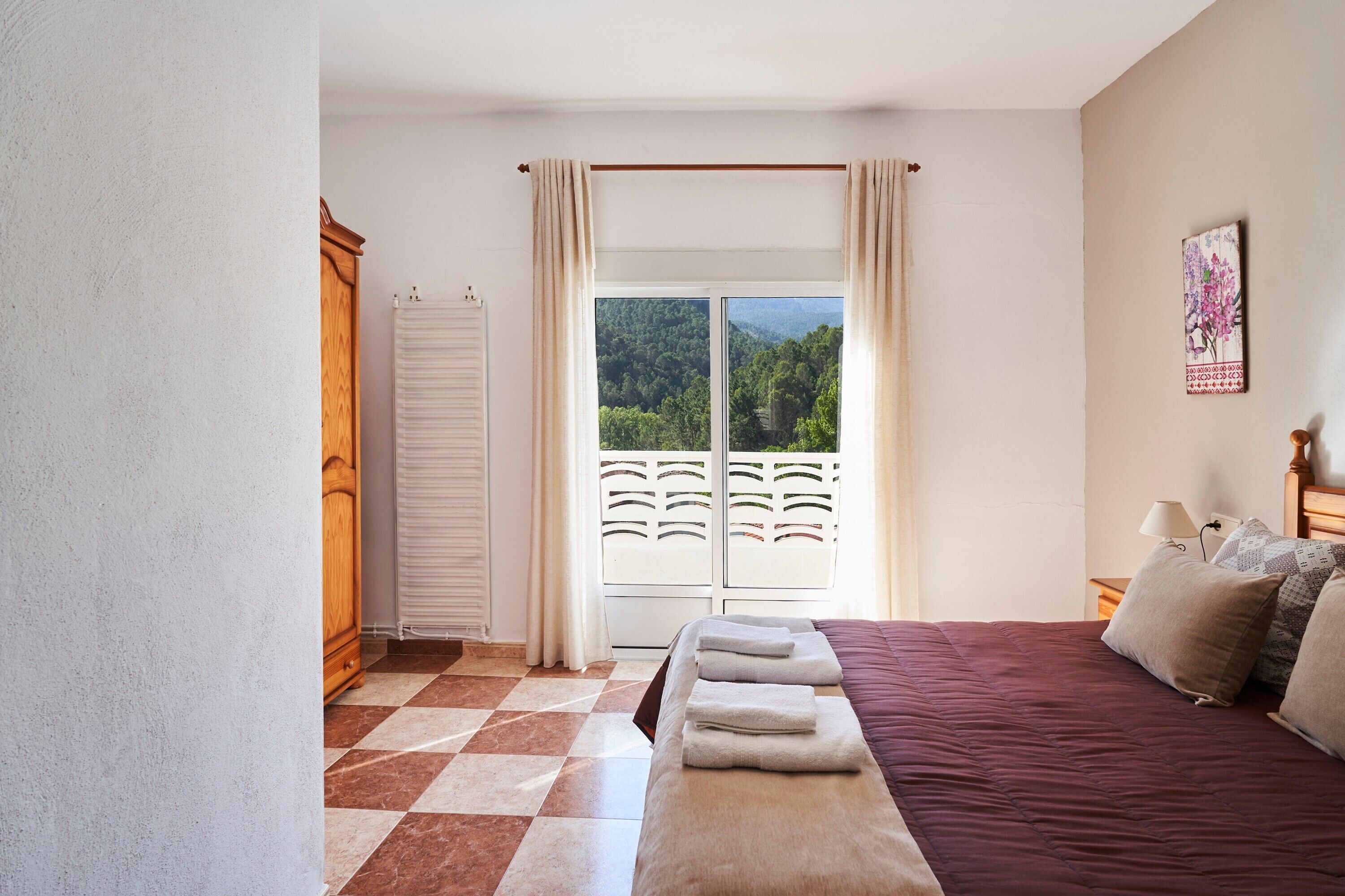 4 bedrooms, iron/ironing board, free WiFi, bed sheets