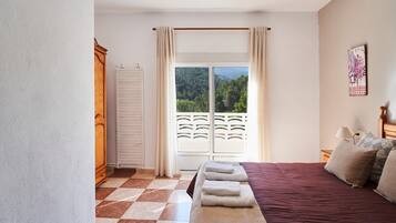 4 bedrooms, iron/ironing board, free WiFi, bed sheets
