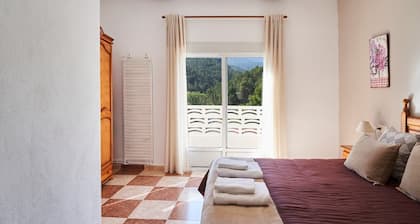 Maison de vacances 'Alojamiento Rural Puente Honda' avec vue sur la montagne, piscine et Wi-Fi