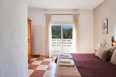 Holiday Home 'Alojamiento Rural Puente Honda' with Mountain View, Pool & Wi-Fi