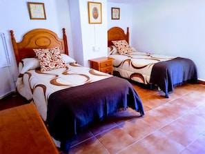 4 habitaciones, tabla de planchar con plancha y wifi gratis 