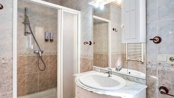 Ducha, secador de pelo y toallas