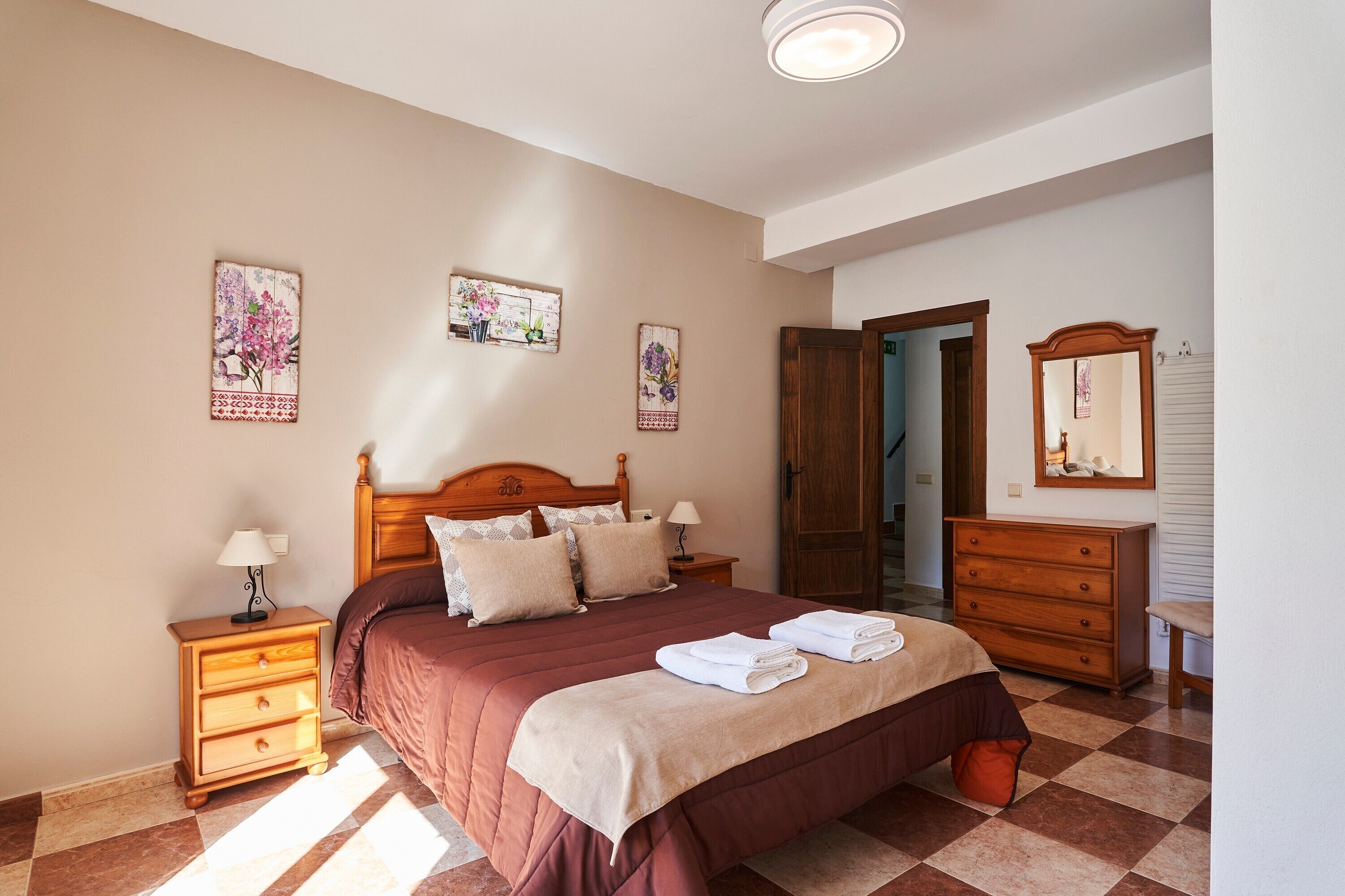 4 slaapkamers, een strijkplank/strijkijzer, gratis wifi, beddengoed