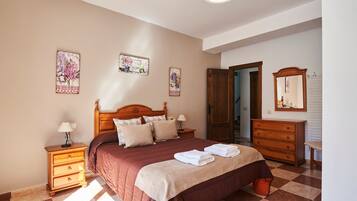 4 slaapkamers, een strijkplank/strijkijzer, gratis wifi, beddengoed