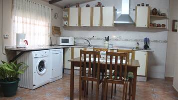 KĂŒhlschrank, Mikrowelle, Ofen, Herdplatte