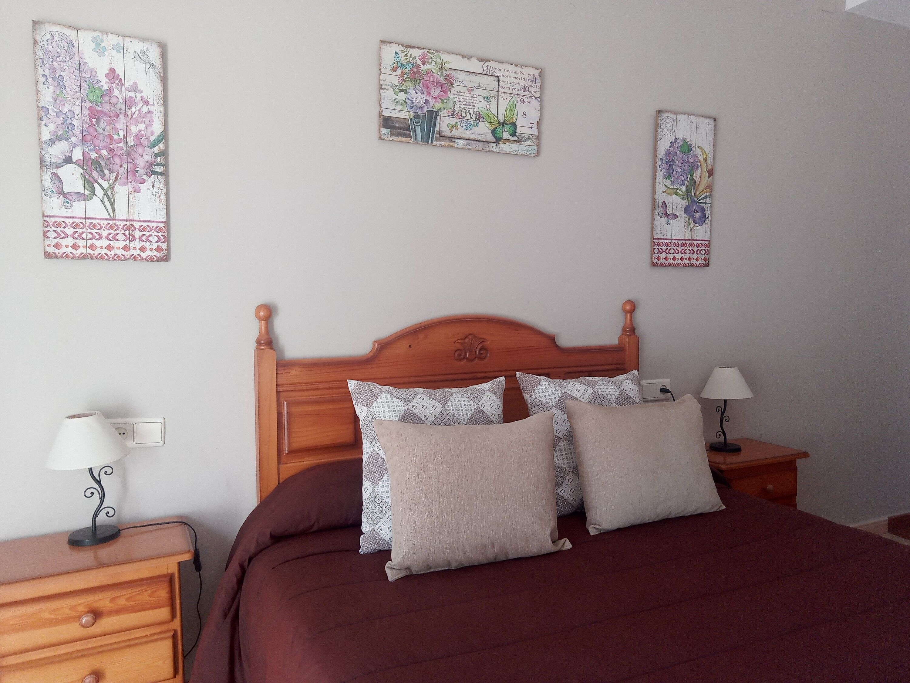 4 bedrooms, iron/ironing board, free WiFi, bed sheets