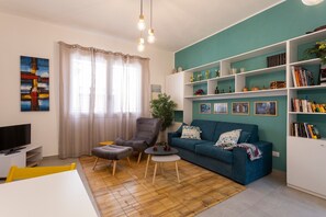 TV - Holiday Home 'Il Ficus' with Private Terrace, Wi-Fi and Air Conditioning (Mazara Del Vallo)