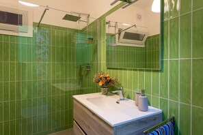 Een douche, een haardroger, handdoeken