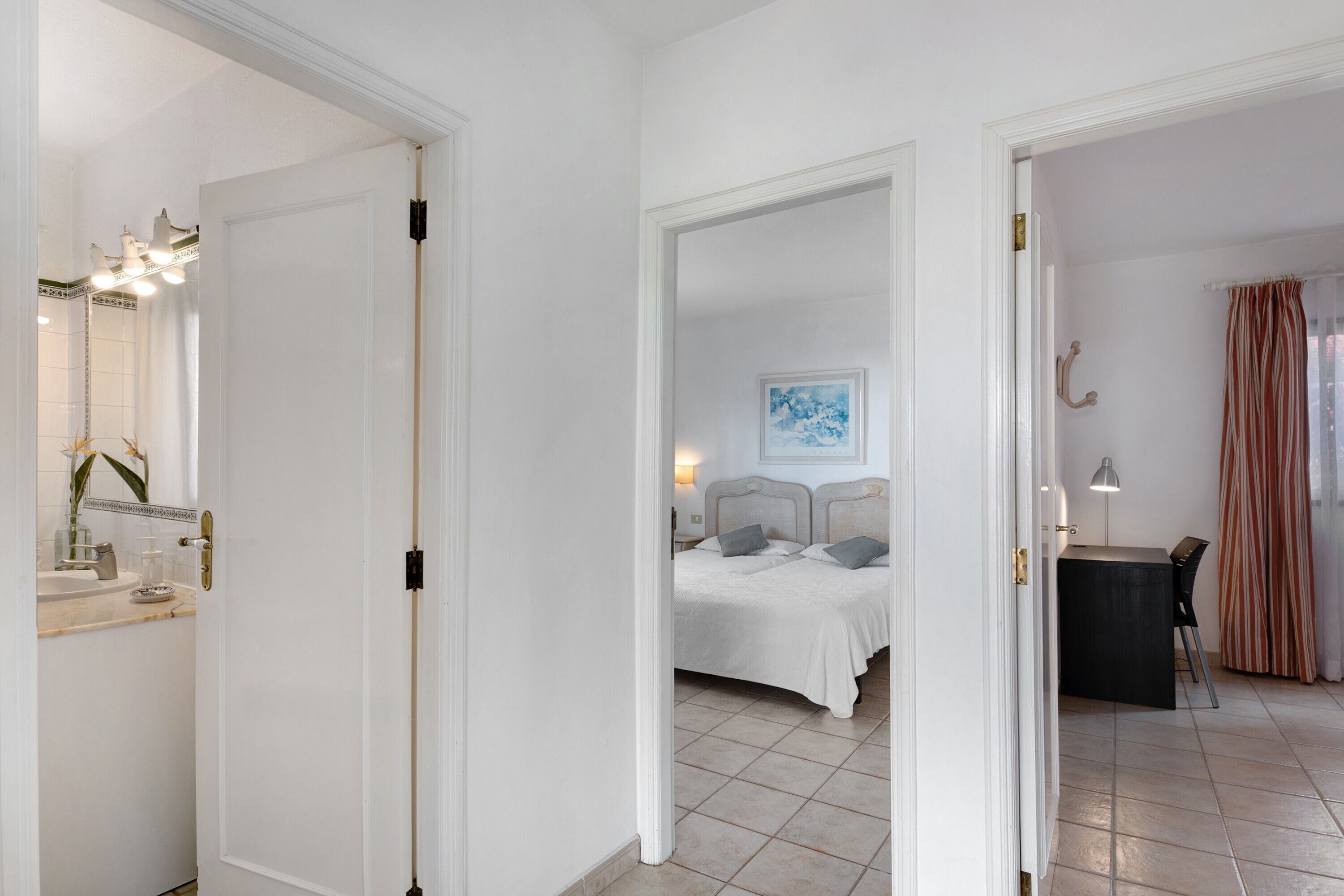 2 habitaciones, tabla de planchar con plancha y wifi gratis 