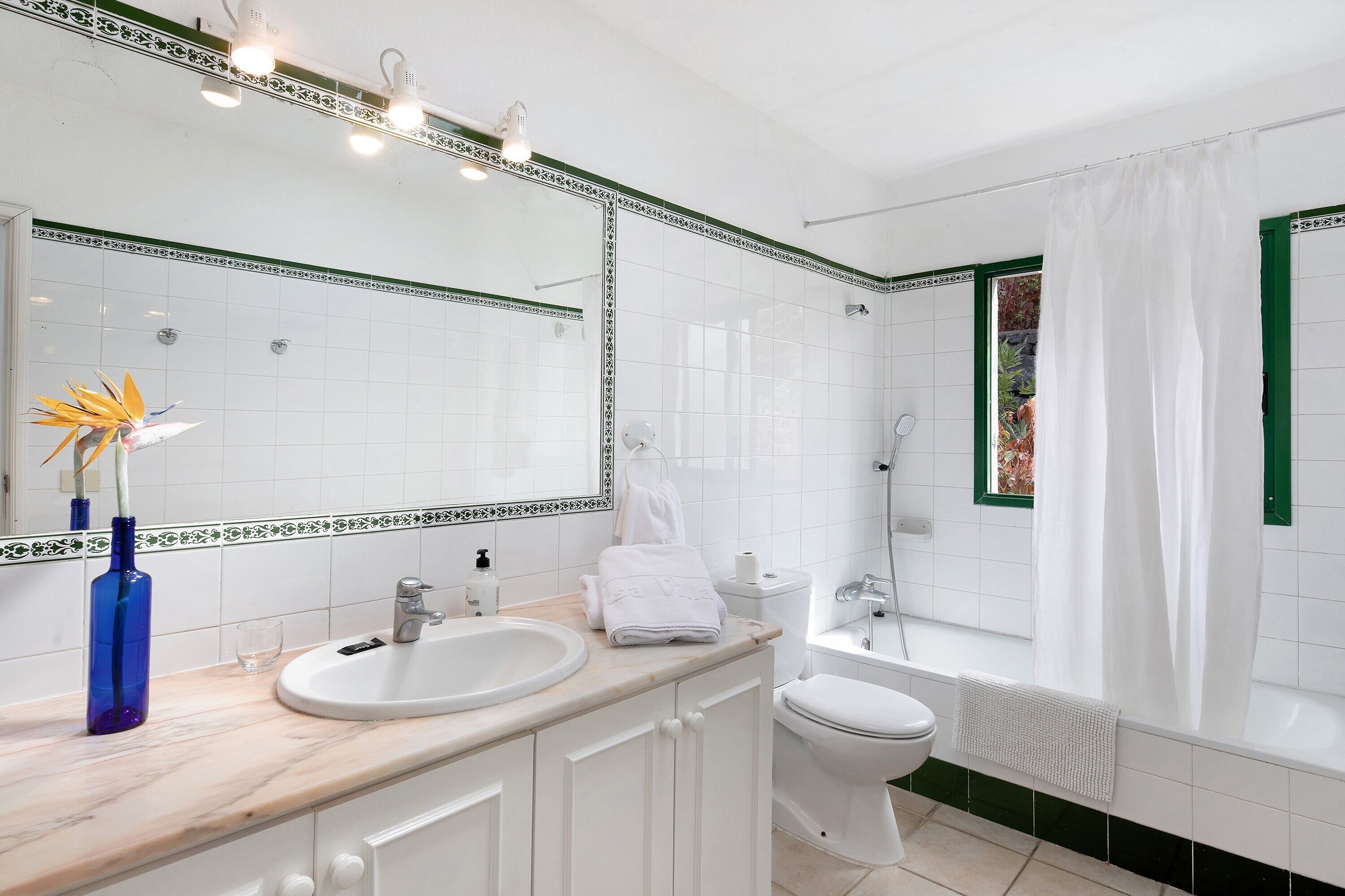 Une salle de bain avec un lavabo, des toilettes et une baignoire.