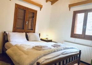 3 dormitorios, escritorio, tabla de planchar con plancha y ropa de cama