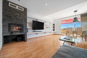 Télévision, cheminée