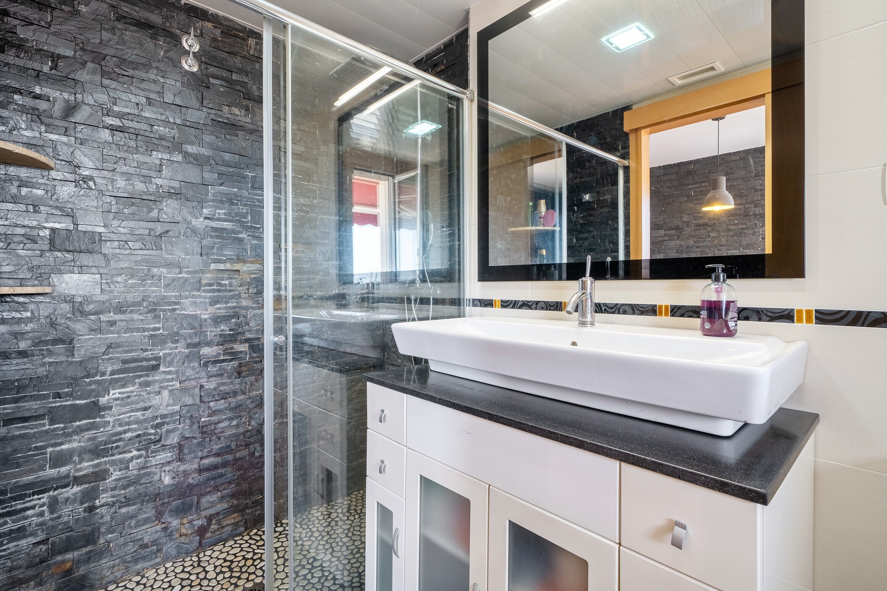 Een douche, handdoeken