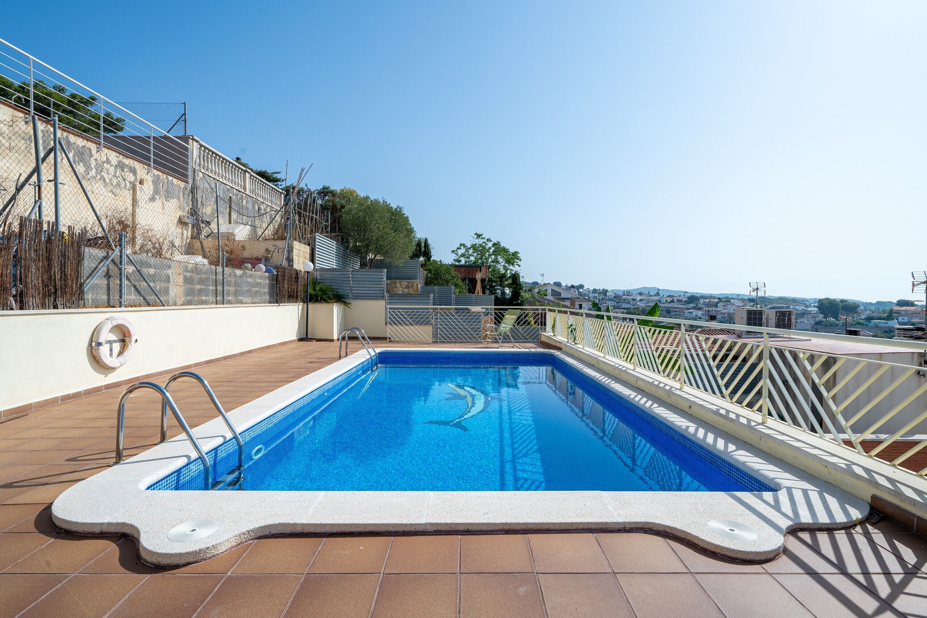 Una piscina en la azotea con vistas a la ciudad.