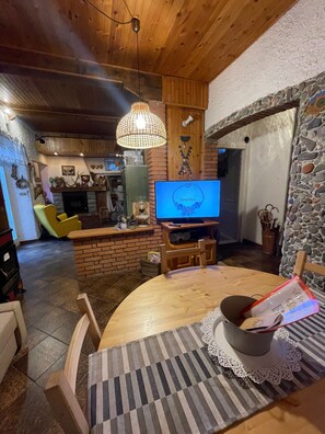 TV, fireplace, video games, DVD player - Holiday Home "Casa Fiore" with Mountain View, Private Garden & Wi-Fi (Borgo Capanne)