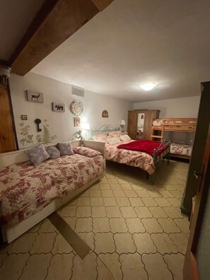 1 bedroom, iron/ironing board, free WiFi, bed sheets - Holiday Home "Casa Fiore" with Mountain View, Private Garden & Wi-Fi (Borgo Capanne)