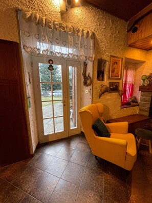 Interior - Holiday Home "Casa Fiore" with Mountain View, Private Garden & Wi-Fi (Borgo Capanne)