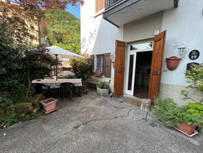 Outdoor dining - Holiday Home "Casa Fiore" with Mountain View, Private Garden & Wi-Fi (Borgo Capanne)