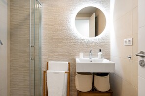 Dusche, Haartrockner, Handtücher