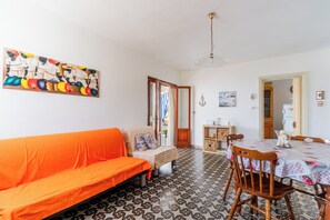 TV - Villa 'Stella Maris' with Sea View, Private Terrace and Air Conditioning (marina di marittima)