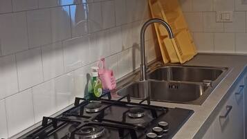 Frigorifero, microonde, forno, piano cottura