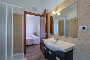 Dusche, Haartrockner, Handtücher