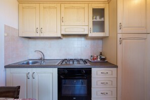 Kühlschrank, Ofen, Herdplatte, Wasserkocher mit Kaffee-/Teezubehör